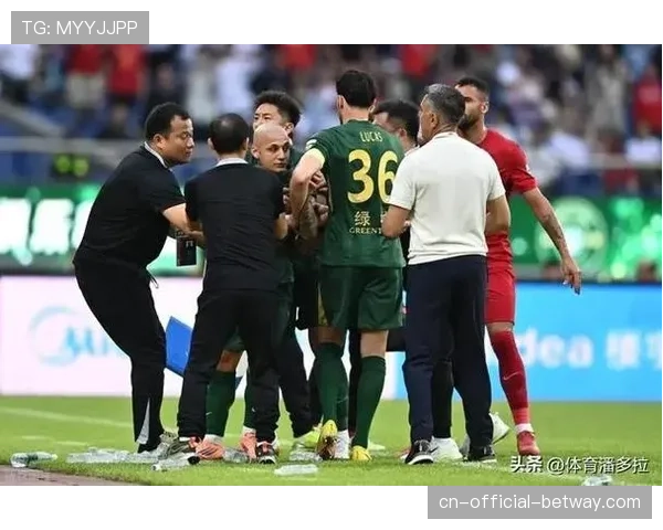 浙江队米特里策情绪失控红牌 防守中场位置纪律性存疑